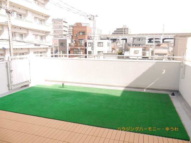 【バルコニー】 | コスモ赤羽 | バルコニー面、壁一面の掃き出し窓からたくさんの陽の光が入ってまいります！