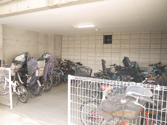 【駐輪場】 | コスモ赤羽 | 屋根付きの駐輪場となっていますので、雨の日でも大切な自転車が濡れずに済みます。