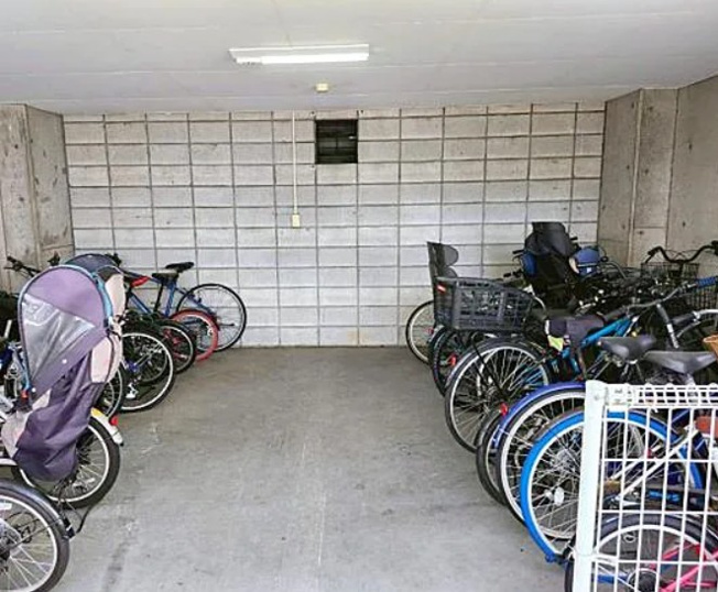 【駐輪場】 | コスモ赤羽 | 屋根付きの駐輪場となっていますので、雨の日でも大切な自転車が濡れずに済みます。