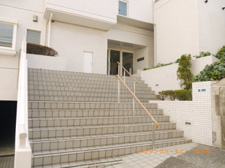 【エントランス】 | 住まいの顔にふさわしい落ち着いた迎賓空間