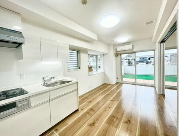 【居間・リビング】 | コスモ赤羽 | 居心地のいい暮らしには欠かせない眩い採光。ゆったりとした幅の窓からこの空間に降り注ぐ採光が絶えません。