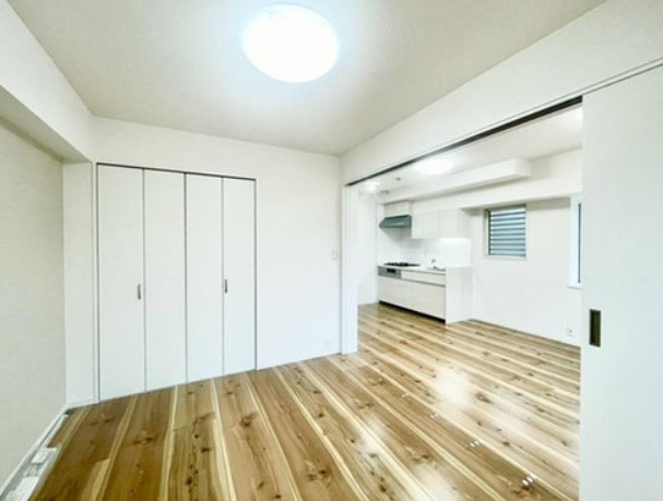 【洋室】 | コスモ赤羽 | 暖かいひだまりを全身で感じ取れる室内。光あふれる空間で子育てをする喜び。