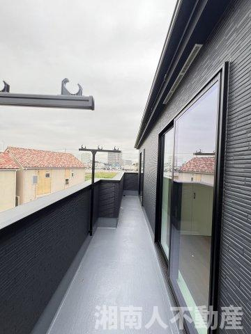 藤沢市葛原２２７１－１２新築戸建てのバルコニー|開放的で明るい空間を演出してくれるバルコニーです