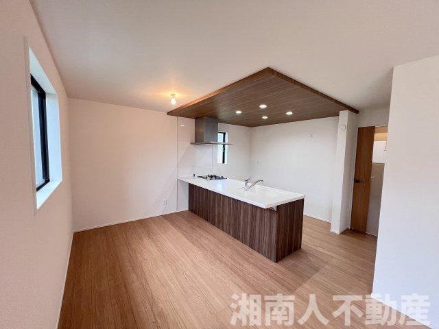 藤沢市葛原２２７１－１２新築戸建ての居間・リビング|ゆったりとしたリビングです