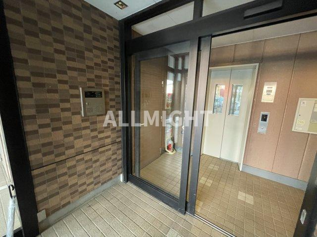 町田市能ヶ谷１丁目の賃貸マンションのエントランス