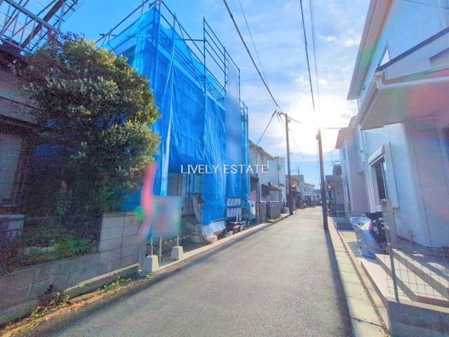 越谷市大字下間久里 新築分譲住宅 全1棟 1号棟の前面道路含む現地写真