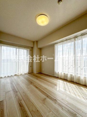 ライオンズマンション河辺東　最上階の洋室|明るい洋室です