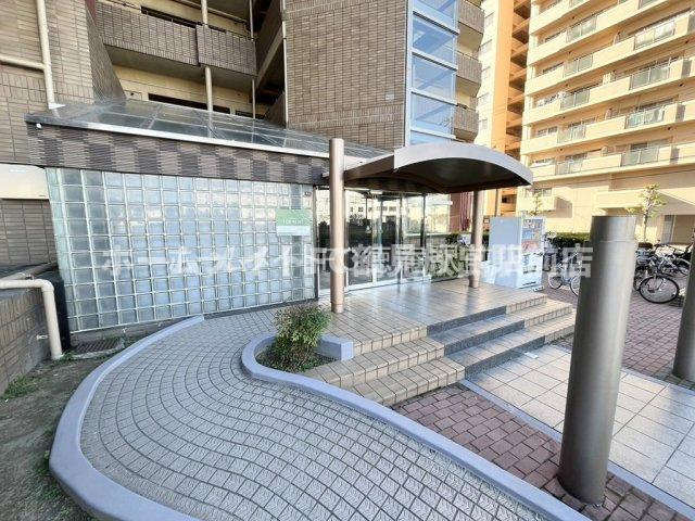 大阪市鶴見区今津中２丁目の賃貸マンションのエントランス