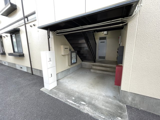 ピュアコート弐番館のエントランス|宅配ボックスあり