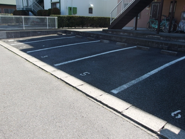 サープラス上里の駐車場