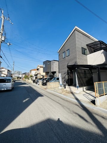 富田林市甲田6丁目　中古戸建の前面道路含む現地写真