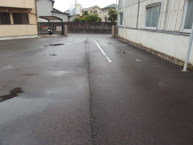 グランデ岡の駐車場