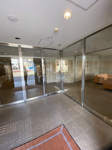 アバンエスパス四条のエントランス