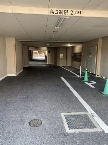 アバンエスパス四条の駐車場