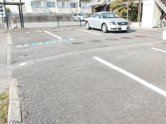 モストフィールド上地の駐車場