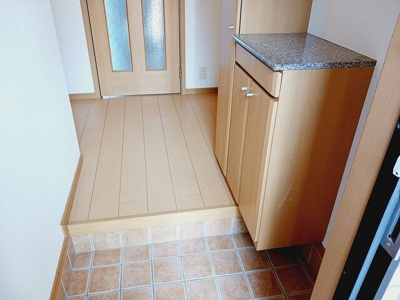 【玄関】 | ソレアード・アヤ | 収納もある玄関です