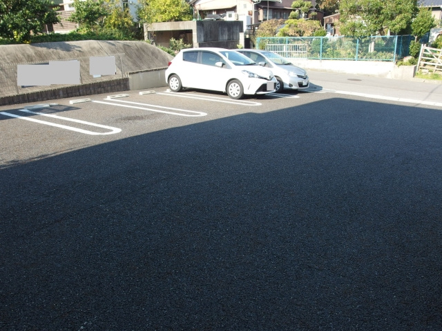 フォレスト竜美丘の駐車場