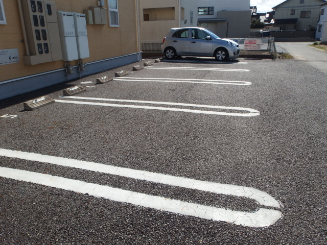 メゾン・ド・ジュネス（洞町）の駐車場
