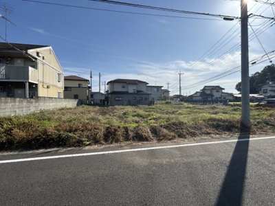 【前面道路含む現地写真】 | 【茂呂山町第1期　現地外観】
※令和7年11月時点