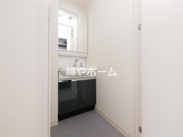 ララプレイス難波メティスの独立洗面台|独立洗面台、小物を置くことができて便利です