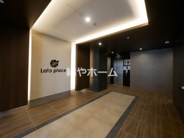 ララプレイス難波メティスのロビー|ゆとりのあるロビーです