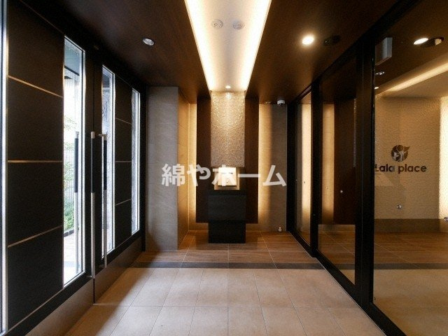 ララプレイス難波メティスのエントランス|落ち着いたエントランスです