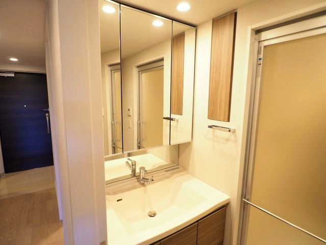 三面鏡の独立洗面台★