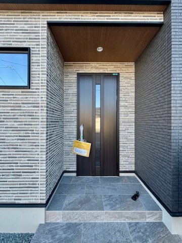 久留米市江戸屋敷2丁目の玄関|木目調のドアは人気です♪