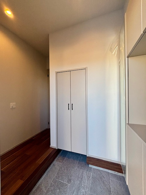 久留米市江戸屋敷2丁目の玄関|明るさも自慢の玄関ホール。室内が見えないように設計されています。