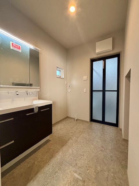 久留米市江戸屋敷2丁目の洗面所|脱衣場は広めの仕様です。