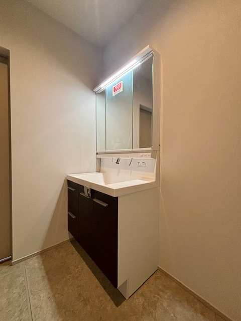 久留米市江戸屋敷2丁目の洗面所|明るい洗面台は毎朝の歯磨きも快適にできますね♪