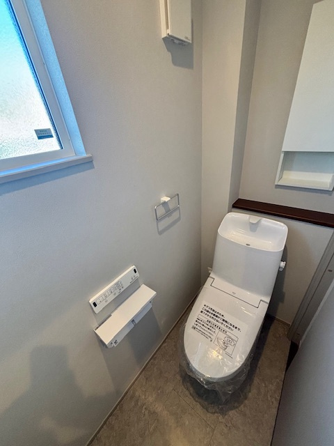 久留米市江戸屋敷2丁目のトイレ|窓付きのトイレはあかるくていいですね♪