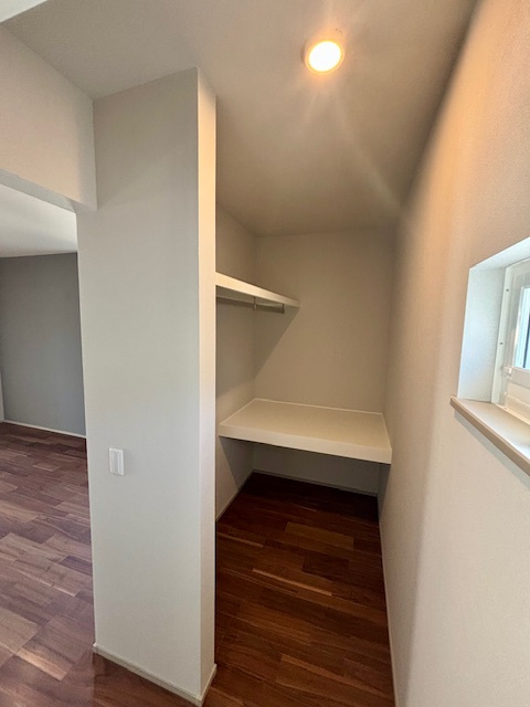 久留米市江戸屋敷2丁目の収納|独立したクローゼットには照明や設備コンセント付き、そして小窓付き！お父さんの趣味のお部屋にいかがでしょうか？