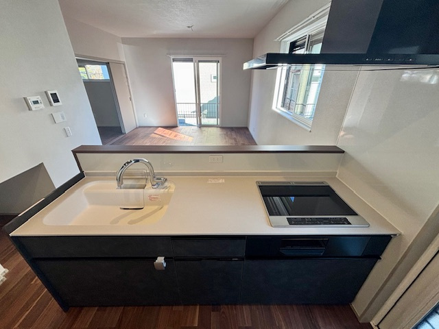 久留米市江戸屋敷2丁目のキッチン|料理をしながらご家族との会話を楽しめる対面キッチンです。リビングを見渡せる作りが人気です。