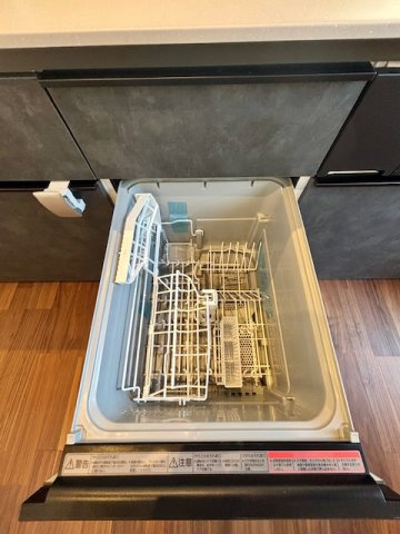 久留米市江戸屋敷2丁目のキッチン|システムキッチンにビルトインされた食洗機。家事を強力にサポートするだけでなく、節水にも貢献します。