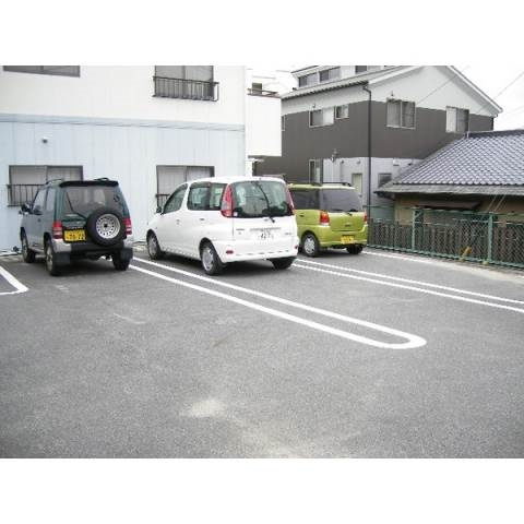 グリーンヒルズ大西の駐車場