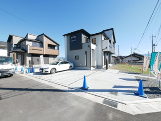 【前面道路含む現地写真】 | 南アルプス市下宮地 新築全2棟 2号棟 眺望と3箇所のWIC | カースペースは並列3台分