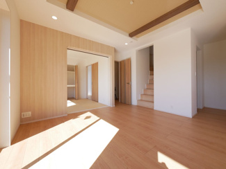 【居間・リビング】 | 南アルプス市下宮地 新築全2棟 2号棟 眺望と3箇所のWIC | 折り上げ天井で開放感をプラス　リビング部分　リビングイン階段