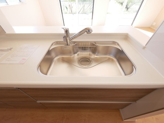 【キッチン】 | 南アルプス市下宮地 新築全2棟 2号棟 眺望と3箇所のWIC | 浄水器一体型水栓付きシンク