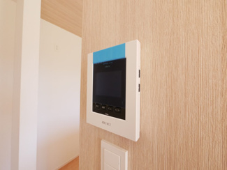 【セキュリティ】 | 南アルプス市下宮地 新築全2棟 2号棟 眺望と3箇所のWIC | モニター付きインターフォン