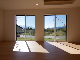 【居間・リビング】 | 南アルプス市下宮地 新築全2棟 2号棟 眺望と3箇所のWIC | 日当り・眺望良好なリビング