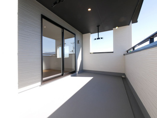 【バルコニー】 | 南アルプス市下宮地 新築全2棟 2号棟 眺望と3箇所のWIC | ワイドで奥行きのある広々バルコニー