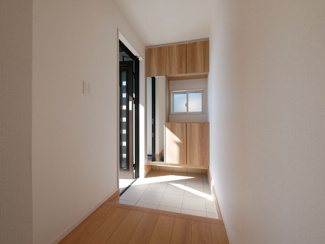 【玄関】 | 南アルプス市下宮地 新築全2棟 2号棟 眺望と3箇所のWIC | 大型下駄箱と窓付きの玄関