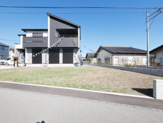 【外観】 | 南アルプス市下宮地 新築全2棟 2号棟 眺望と3箇所のWIC | 広々お庭を自由にご活用ください。