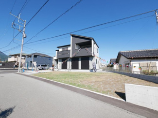 【外観】 | 南アルプス市下宮地 新築全2棟 2号棟 眺望と3箇所のWIC | 洗礼された外観デザイン