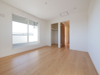 【洋室】 | 南アルプス市下宮地 新築全2棟 2号棟 眺望と3箇所のWIC | 2階7帖洋室　WIC付き