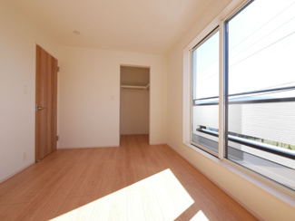 【洋室】 | 南アルプス市下宮地 新築全2棟 2号棟 眺望と3箇所のWIC | 2階6帖洋室　WIC付き