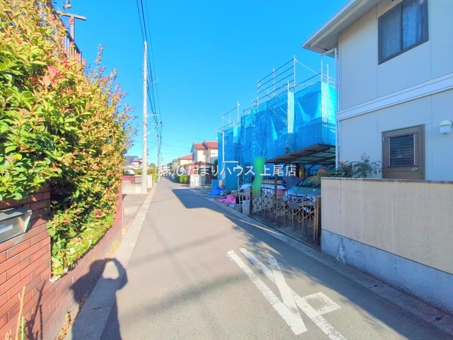 桶川市神明1期　新築戸建　KIP　01の前面道路含む現地写真