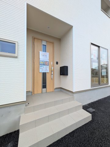 明石市大久保町谷八木新築戸建７号棟の玄関