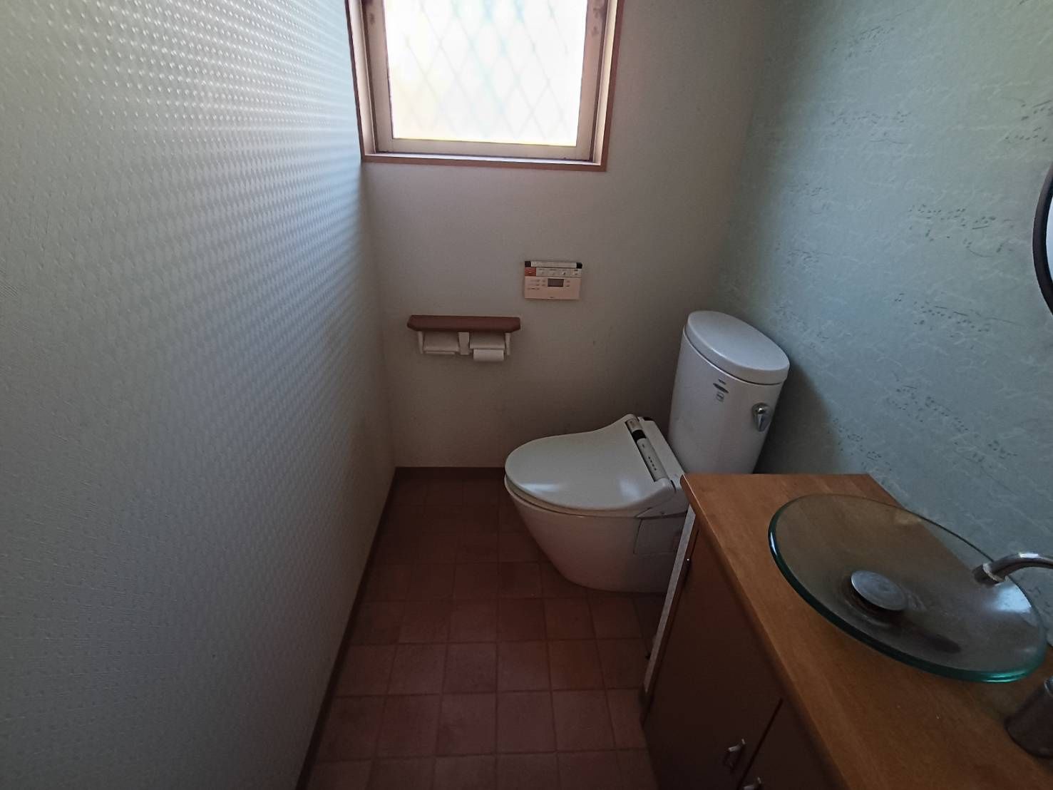 西条市朔日市882-72　中古住宅のトイレ